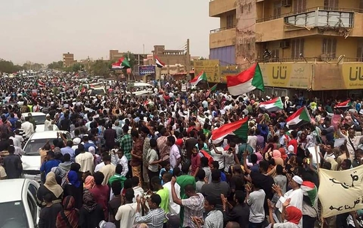 انتشار أمني كثيف وقطع للإنترنت في السودان..  السلطات تغلق الطرق قُبيل احتجاجات تطالب بـ”حكم مدني”
