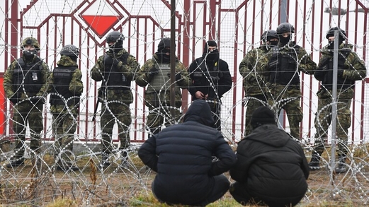 الجندي البولندي الفار إلى بيلاروس يعترف بمقتل 240 مهاجرا على الحدود