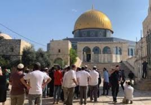 آلاف المواطنين الفلسطينيين يؤدون صلاة الجمعة في المسجد الأقصى المبارك