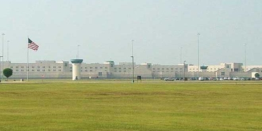 إغلاق جميع السجون الأمريكية مؤقتاً إثر اشتباكات عنيفة