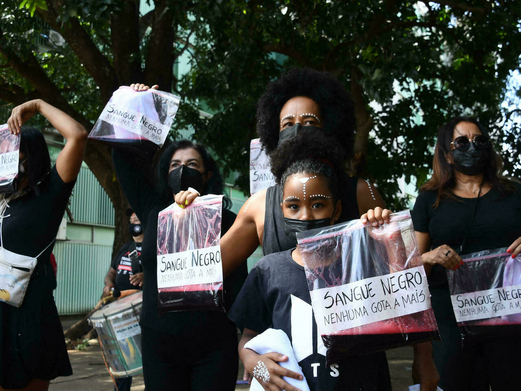 المئات يطالبون بالعدالة لكونغولي ضرب حتى الموت في البرازيل