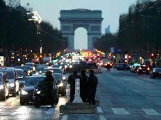 تعبئة أمنية على أبواب باريس لمنع “قافلة الحرية” المناهضة للإجراءات الصحية من الدخول للعاصمة