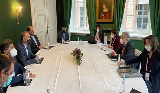 وزير الخارجية الإيراني يدعو إلى بذل الجهود لحل الأزمة في اليمن سياسياً