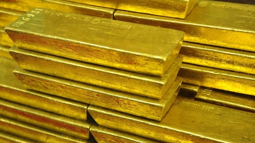 انخفاض أسعار الذهب لكنه يبقى قرب أعلى مستوياته مع تصعيد الأزمة الأوكرانية