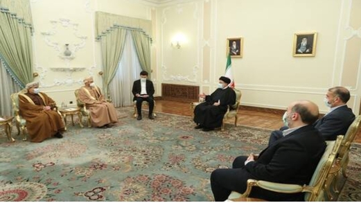 الرئيس الإيراني: نسعى لتطوير العلاقات مع الجيران وخاصة مسقط