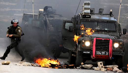 إحراق جيب تابع للكيان الصهيوني في الخليل