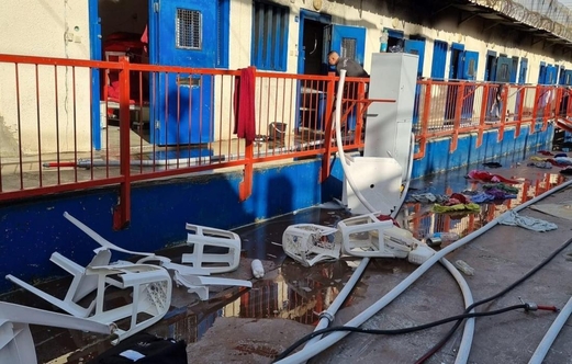 نادي الأسير: قوات القمع الصهيونية تقتحم غرفتين بالنقب وتعتدي على الأسرى