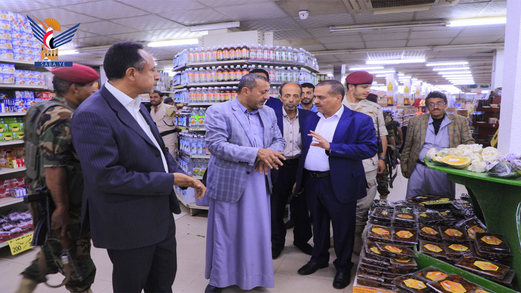 وزير الصناعة يطلع على العروض والتخفيضات في المولات والمراكز التجارية