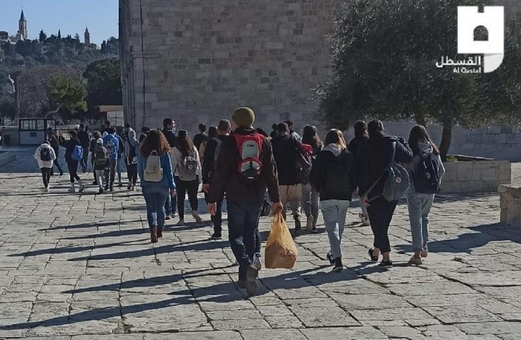 عشرات المستوطنين يقتحمون الأقصى بحماية الاحتلال