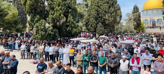 عشرات الآلاف من الفلسطينيين يؤدون صلاة الجمعة في المسجد الأقصى المبارك