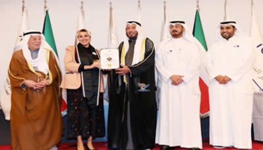 العسعوسي تتقلد وشاح الكويت للبصمة الإنسانية عن أعمالها في اليمن