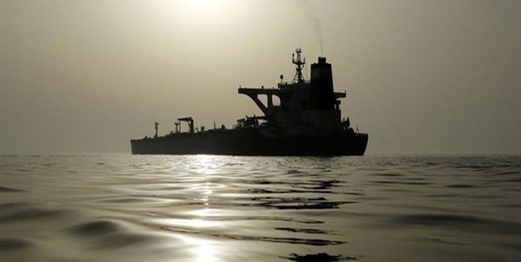 الحرس الثوري الإيراني يوقف سفينة أجنبية تحمل وقودا مهربا