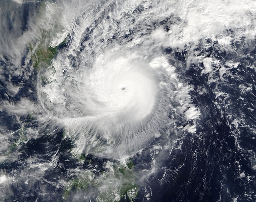 إعصار “ميجي” المداري يصل إلى اليابسة في وسط الفلبين