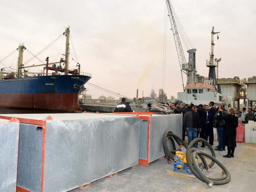 دول تعرض المساعدة على تونس لتجنب كارثة بيئية بعد غرق سفينة قبالة سواحلها الجنوبية