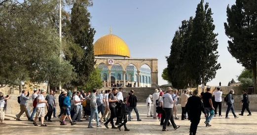 الاحتلال يُخلي المعتكفين من باحات الأقصى ويسمح باقتحامات المستوطنين لليوم الثالث