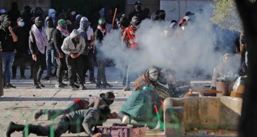 إصابة 20 مقدسي خلال اشتباكات مع قوات الاحتلال التي اقتحمت المصلى القبلي بالأقصى