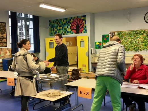 الفرنسيون يدلون بأصواتهم في الدورة الثانية من الانتخابات الرئاسية