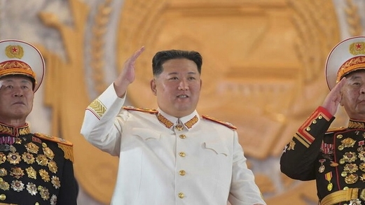 كوريا الشمالية تعرض صواريخ عابرة للقارات وزعيمها يتعهد بتعزيز ترسانتها النووية