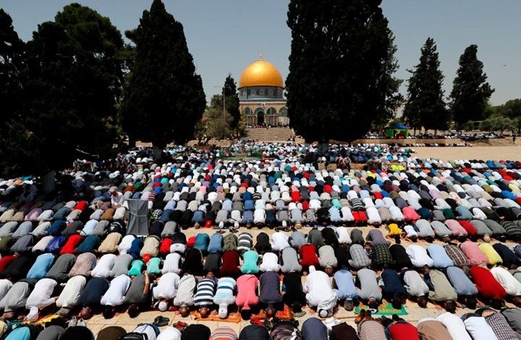 أكثر من 160 ألف فلسطيني يؤدون صلاة الجمعة الأخيرة من رمضان في المسجد الأقصى