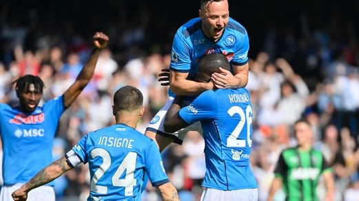 الدوري الإيطالي: نابولي يضمن المشاركة في دوري الأبطال بسداسية ضد ساسوولو