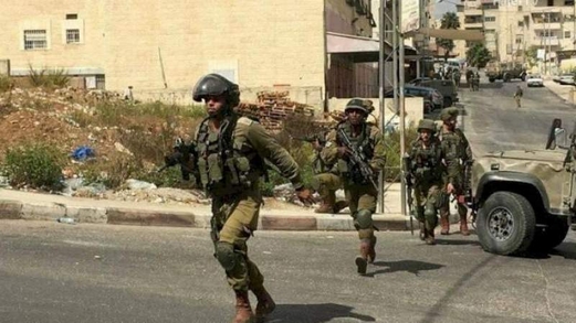 العدو يغلق مدخلي مخيم الفوار وبلدة دورا ويعيث خرابا في بلدات الضفة