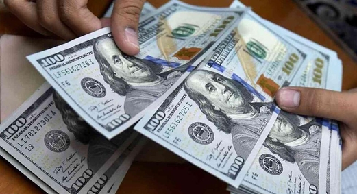 الدولار يستقر قرب أعلى مستوياته في 20 عاماً