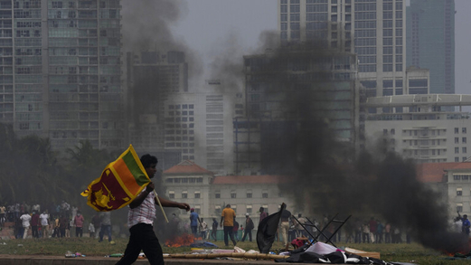 سريلانكا: استقالة رئيس الوزراء بعد صدامات عنيفة خلفت عشرات الجرحى