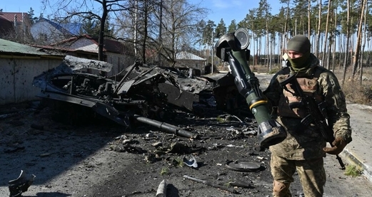 مجلة فرنسية تكشف مخاطر احتمال تدفق الأسلحة من أوكرانيا إلى ليبيا