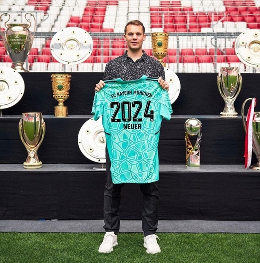بايرن ميونيخ الألماني لكرة القدم يمدد عقد حارسه نوير حتى 2024