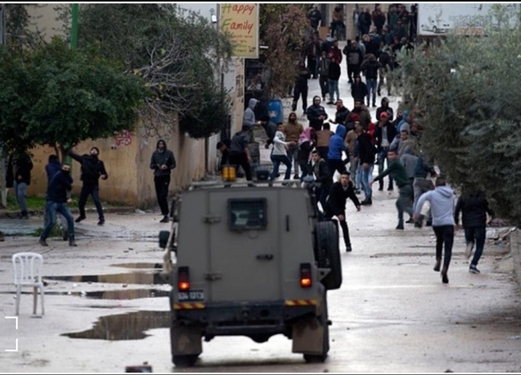 إصابات بالاختناق في مواجهات مع الاحتلال في جنوب نابلس والخليل