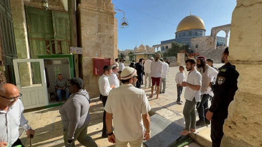 الاحتلال يعتقل مرابطتين من القدس ويسلم استدعاءات تحقيق لأخريات