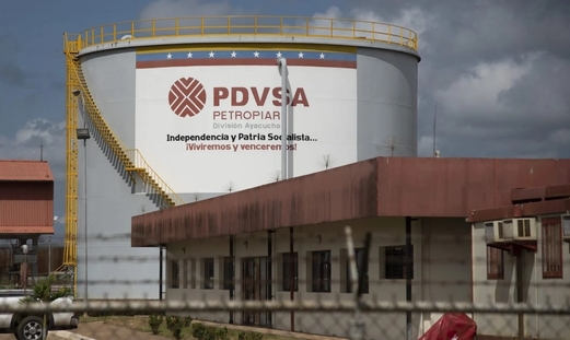 أمريكا تسمح باستئناف تدفق النفط الفنزويلي إلى أوروبا