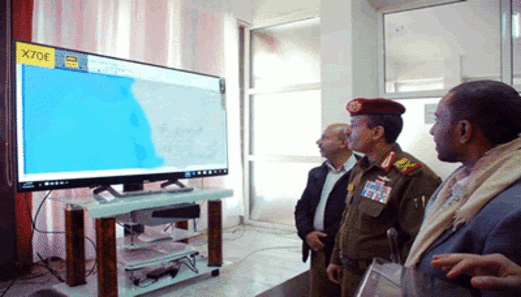 وزير الدفاع يتفقد العمل بغرفة العمليات المشتركة لرصد خروقات العدوان