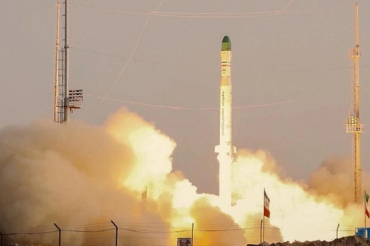 إيران تختبر صاروخا لحمل الأقمار الاصطناعية لأهداف “بحثية”