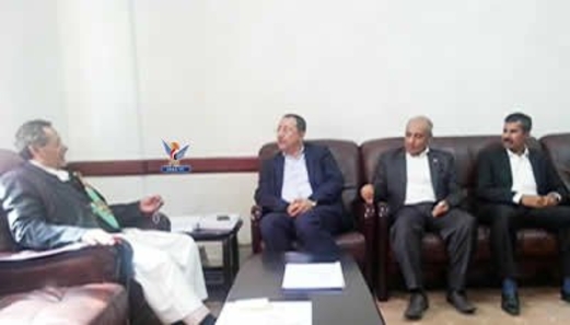 وزير المياه والبيئة يستعرض مع وزير الإدارة المحلية مشاريع المياه المنجزة بالمحافظات
