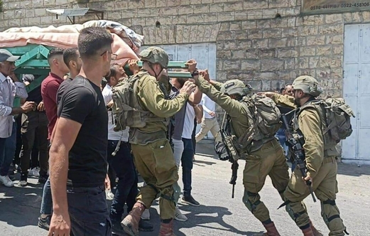 الاحتلال يعتدي على جنازة شقيقة أسير فلسطيني أثناء تشييعها شمال الخليل