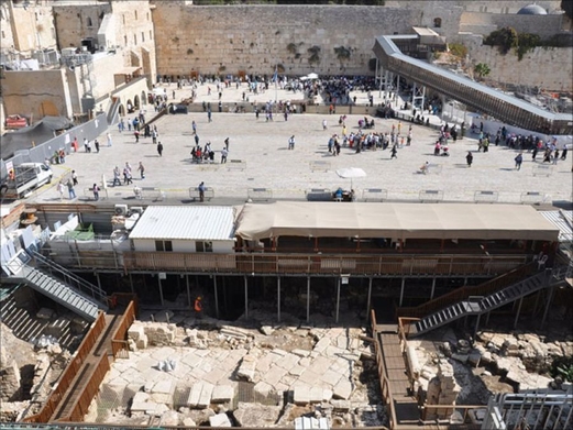 مخاوف كبيرة من انهيار أجزاء من المسجد الأقصى بسبب الحفريات الصهيونية أسفل أساساته