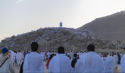 حجاج بيت الله يتوافدون على عرفات لاداء الركن الاعظم