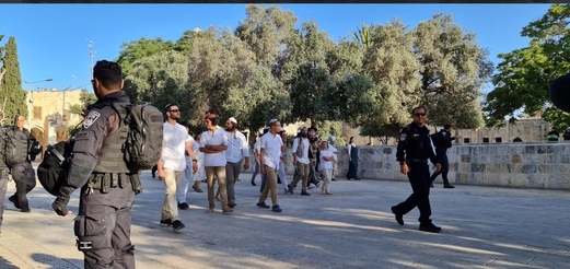 مستوطنون يؤدون طقوساً “تلمودية” قرب باب الأسباط بالأقصى