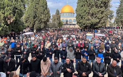 نحو ٥٠ ألف مصل يؤدون صلاة الجمعة في رحاب المسجد الأقصى المبارك