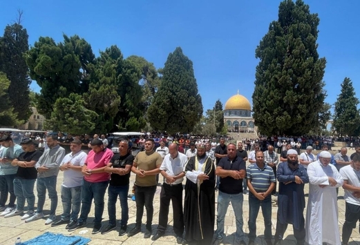 عشرات الآلاف يؤدون صلاة الجمعة بالأقصى تحت شعار “القدس ميثاق الأمة”