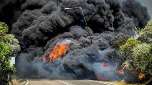 فرق الإطفاء تواصل جهودها لإخماد حريق هائل في اليونان مستعر منذ خمسة أيام