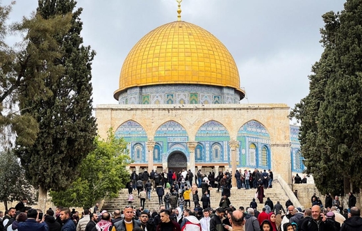 عشرات الآلاف يؤدون صلاة الجمعة في رحاب الأقصى رغم تشديدات الإحتلال