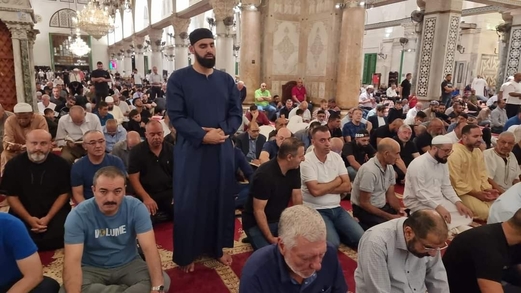 آلاف الفلسطينيين يؤدون صلاة الفجر في رحاب المسجد الأقصى المبارك