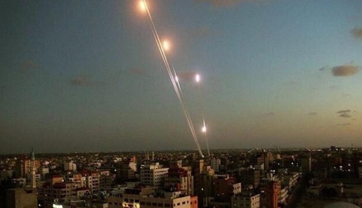 في رد أولي.. سرايا القدس تعلن قصفها “تل أبيب” وغلاف غزة بأكثر من 100 صاروخ