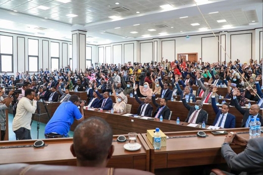البرلمان الصومالي يمنح الثقة لحكومة حمزة عبدي بري بأغلبية ساحقة