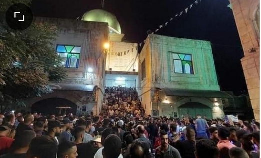 الآلاف من الفلسطينيين يؤدون صلاة “فجر الشهداء” في نابلس