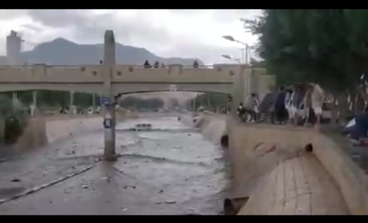 مياة السيول تجرف باص وسط سائله صنعاء