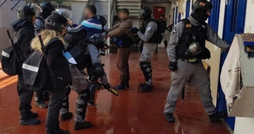 الأسرى الفلسطينيون داخل سجون العدو الصهيوني يبدأون خطواتهم التصعيدية