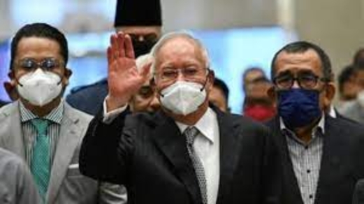 إيداع رئيس الوزراء الماليزي السابق نجيب رزاق السجن بعد تثبيت الحكم بحقه